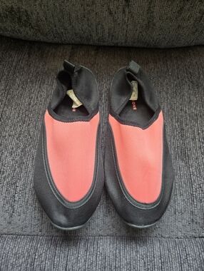 Ripzone Girls Water Shoe Slip-Ons in Coral and Black NWOT